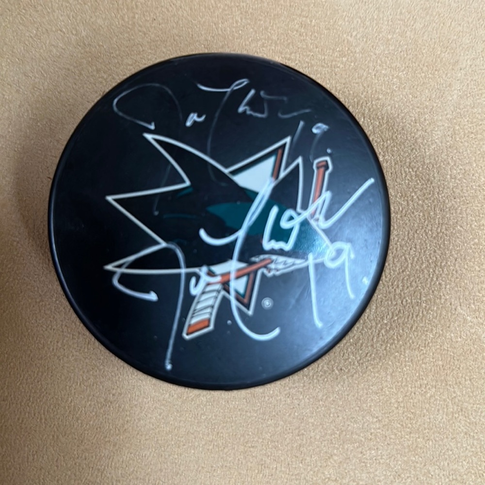 Signed San Jose sharks puck joe Thornton Marc-Édouard Vlasic antti niemi NHL